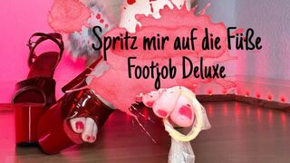 Shorty Holly gibt einen geilen Fußjob