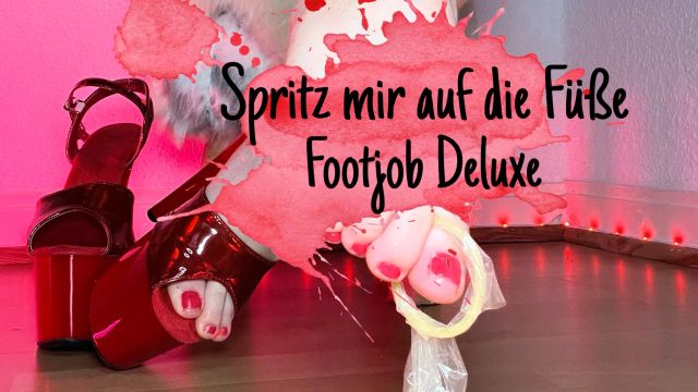 Shorty Holly gibt einen geilen Fußjob