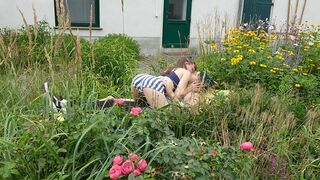 BettDuett - Masturbieren in einem Blumenfeld