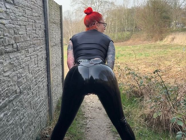 Cat-Coxx: Latex publik PISS FOTZE...laufen lassen neben Nachbarsgarten