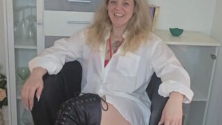 Anna-Lustig zeigt sich in sexy roten Dessous
