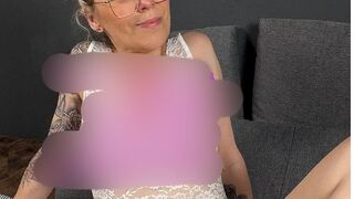 Uschi BAVARIA wird anal gefingert beim Ficken