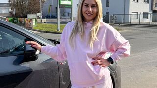 Zu hohe Benzinpreise? Jenny Stella erfickt sich die Tankfüllung