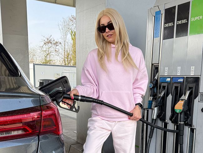 Zu hohe Benzinpreise? Jenny Stella erfickt sich die Tankfüllung
