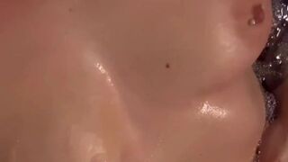 Bei Nina Devil wird es heiß in der Wanne