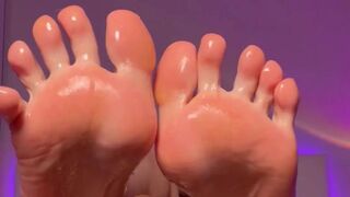 Öliger Footjob [SophiaSapphire]