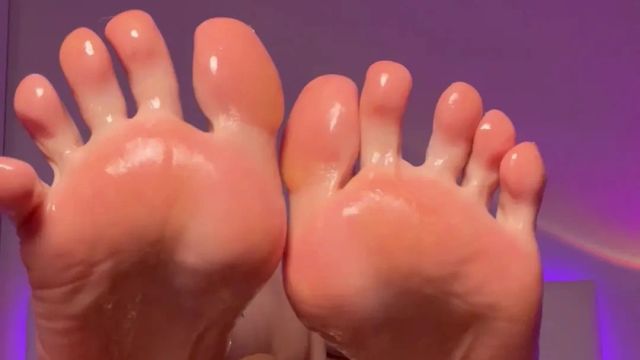 Öliger Footjob [SophiaSapphire]