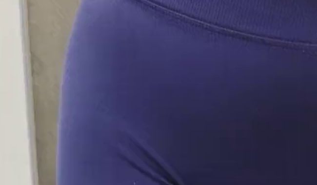 Belle2007 pinkelt in die Leggings