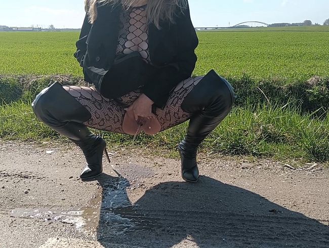 Geiler Outdoor Piss (KinkyMissFeet48)