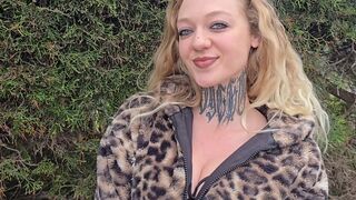 Ich quatsche ihn auf der Straße an und er spritzt meine Fotze voll (ValeryVenom)