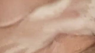 Lexis34Sto steht nackt unter der Dusche