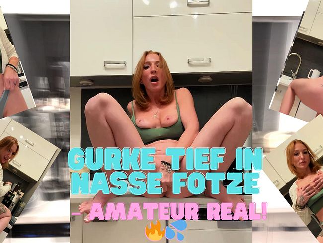 Sexy-Rachel stopft sich die Gurke rein