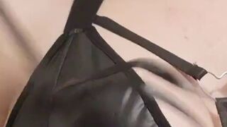 Sweet_Little_Slut im schwarzen Leder Outfit