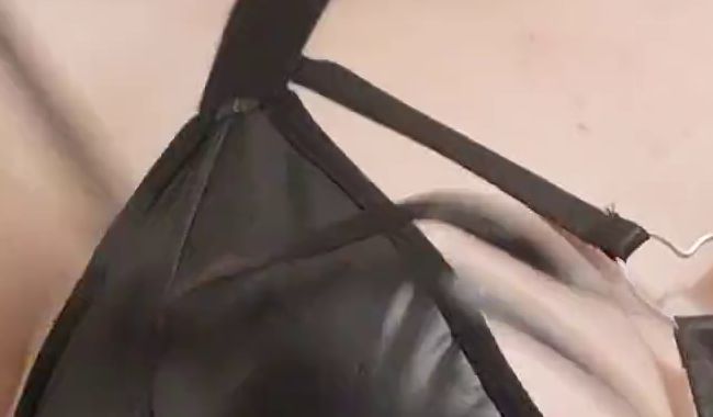 Sweet_Little_Slut im schwarzen Leder Outfit