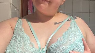 Sweetlollipop98 zeigt stolz ihre dicken Titten