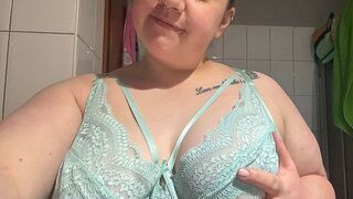Sweetlollipop98 zeigt stolz ihre dicken Titten