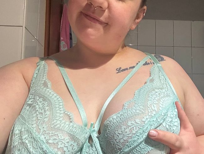 Sweetlollipop98 zeigt stolz ihre dicken Titten