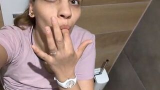 Mila-Hase dreht auf der Toilette ein spontanes Handy Video