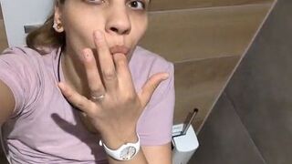Mila-Hase dreht auf der Toilette ein spontanes Handy Video