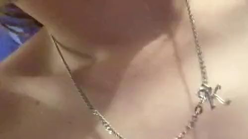 MissAnhelina06 zeigt ihre Titten und die Muschi
