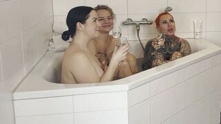 DerPornoBeamte steht auf feuchten Sex im Whirlpool