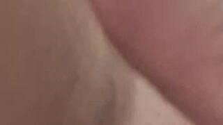 Squirtwife93 spritzt erstmal das Bett voll