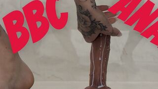 Inkedgirl99 squirtet beim ersten BBC Fick