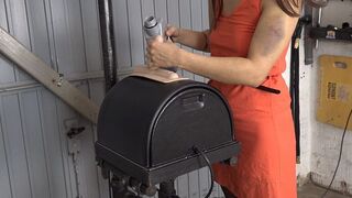 Amateur-Garage masturbiert mit Hilfe der Sexmaschine