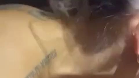 MeganJolieD gibt einen Blowjob auf dem Parkplatz