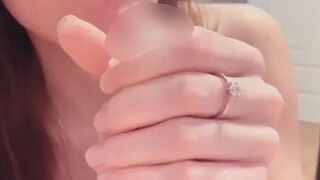 mel_chris schluckt Sperma nach dem Blowjob
