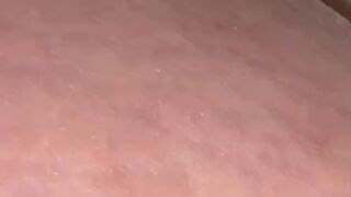 Sweetlollipop98 zeigt ihre behaarte Muschi beim Pissen