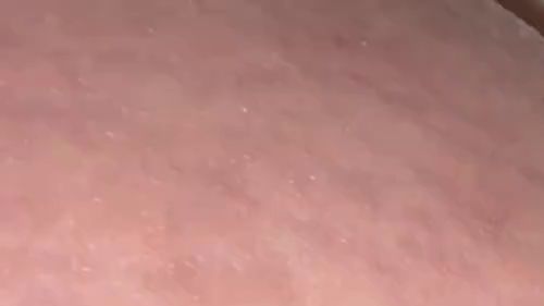 Sweetlollipop98 zeigt ihre behaarte Muschi beim Pissen