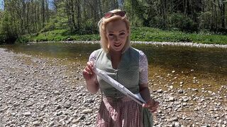 [Lea Kirsch] Dirndl Nutte squirtet am User Treffpunkt
