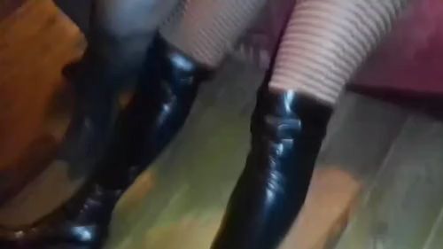 Sissypartys: Schwanzmädchen blasen gut