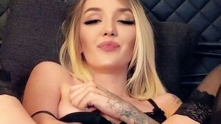 ginacolada fingert sich die feuchte Fotze
