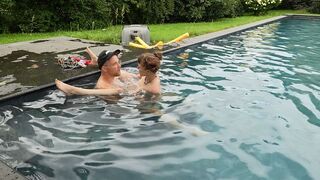 Im Urlaub schön im Pool bumsen (BettDuett)