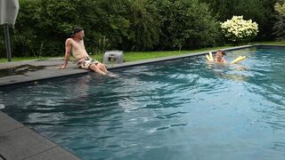 Im Urlaub schön im Pool bumsen (BettDuett)