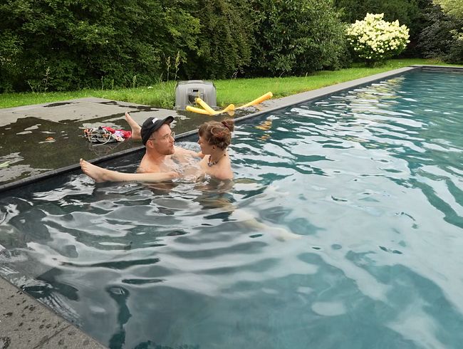 Im Urlaub schön im Pool bumsen (BettDuett)
