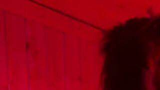 Ich ziehe blank in der privaten Sauna mit SpicyJenny
