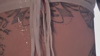Sydney Schmid gibt einen saftigen Blowjob