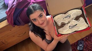 LeahSnuSnu lässt sich neue Schuhe schenken
