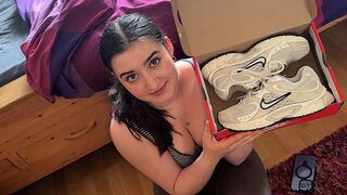 LeahSnuSnu lässt sich neue Schuhe schenken