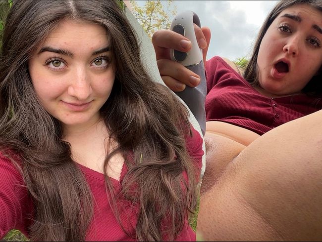 LeahSnuSnu squirtet im Garten