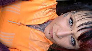 perla420 lässt ihre Pisse die Leggings runterlaufen