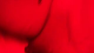 SpicyJenny ist nackt in der Sauna