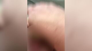 CurvyCary nutzt den Schwanz Ersatz zum Masturbieren