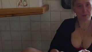 Lea-Sommer serviert einen besonderen Cocktail
