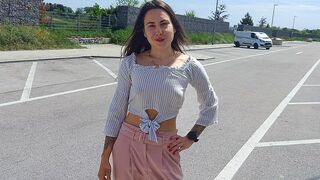 Jenny_Stella lässt sich auf dem Ratsplatz vom Trucker bumsen