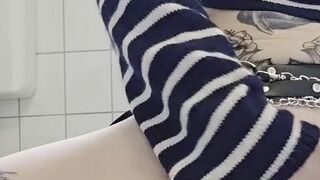 perla420 masturbiert sich die feuchte Pussy
