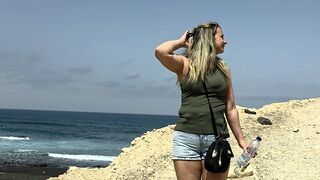 (SexyMilfDiana) Gaffer erwischt uns am Strand und wir ficken einfach weiter
